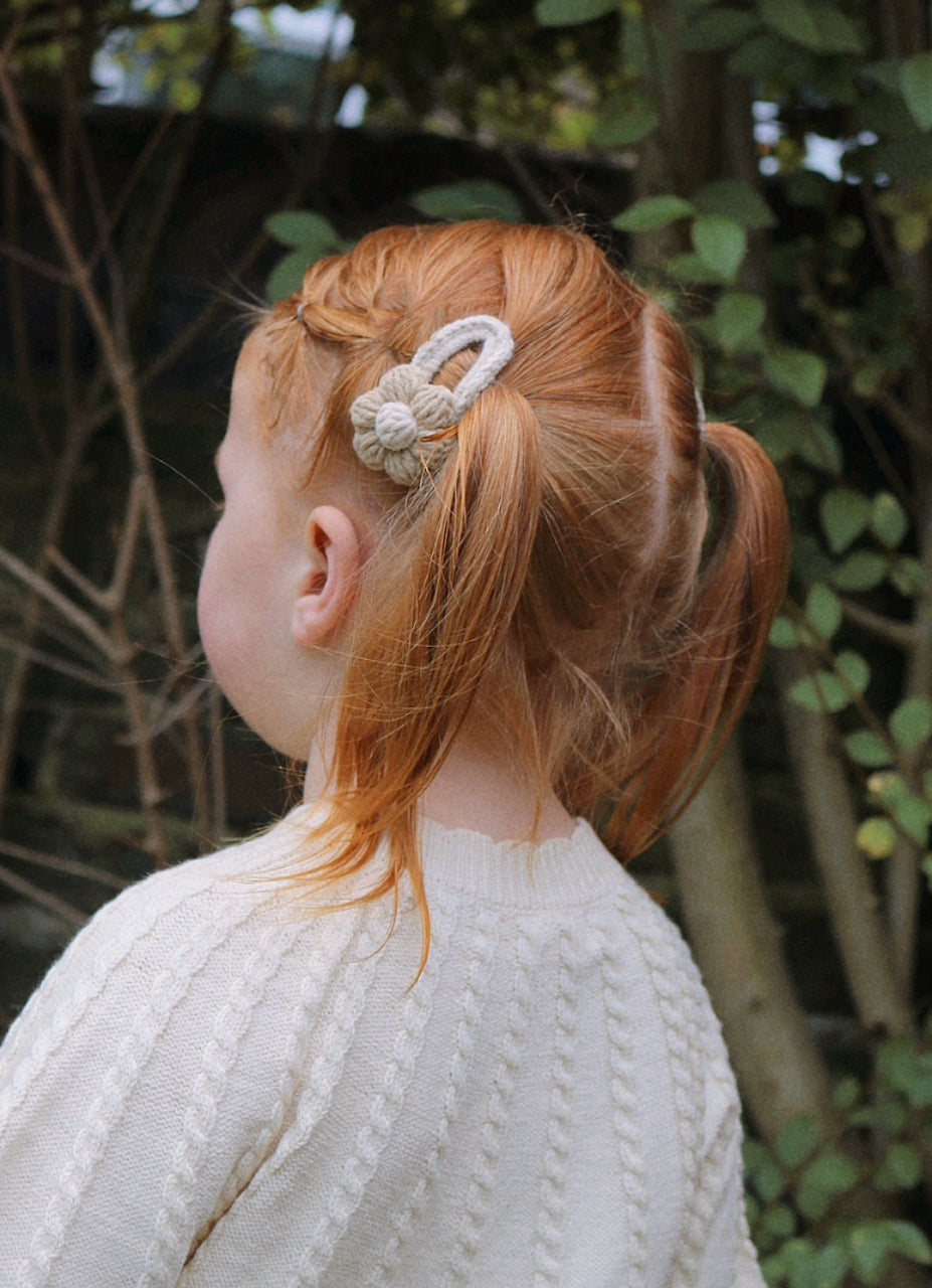 Neutral Daisy Crochet Snap Clip image 3