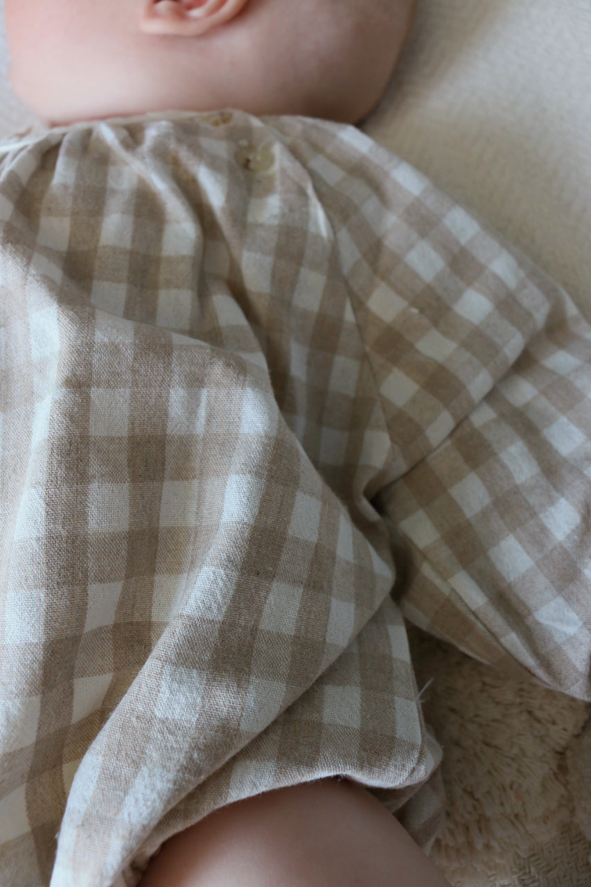 NATURAL GINGHAM BUTTON ROMPER - BEIGE/CREAM
