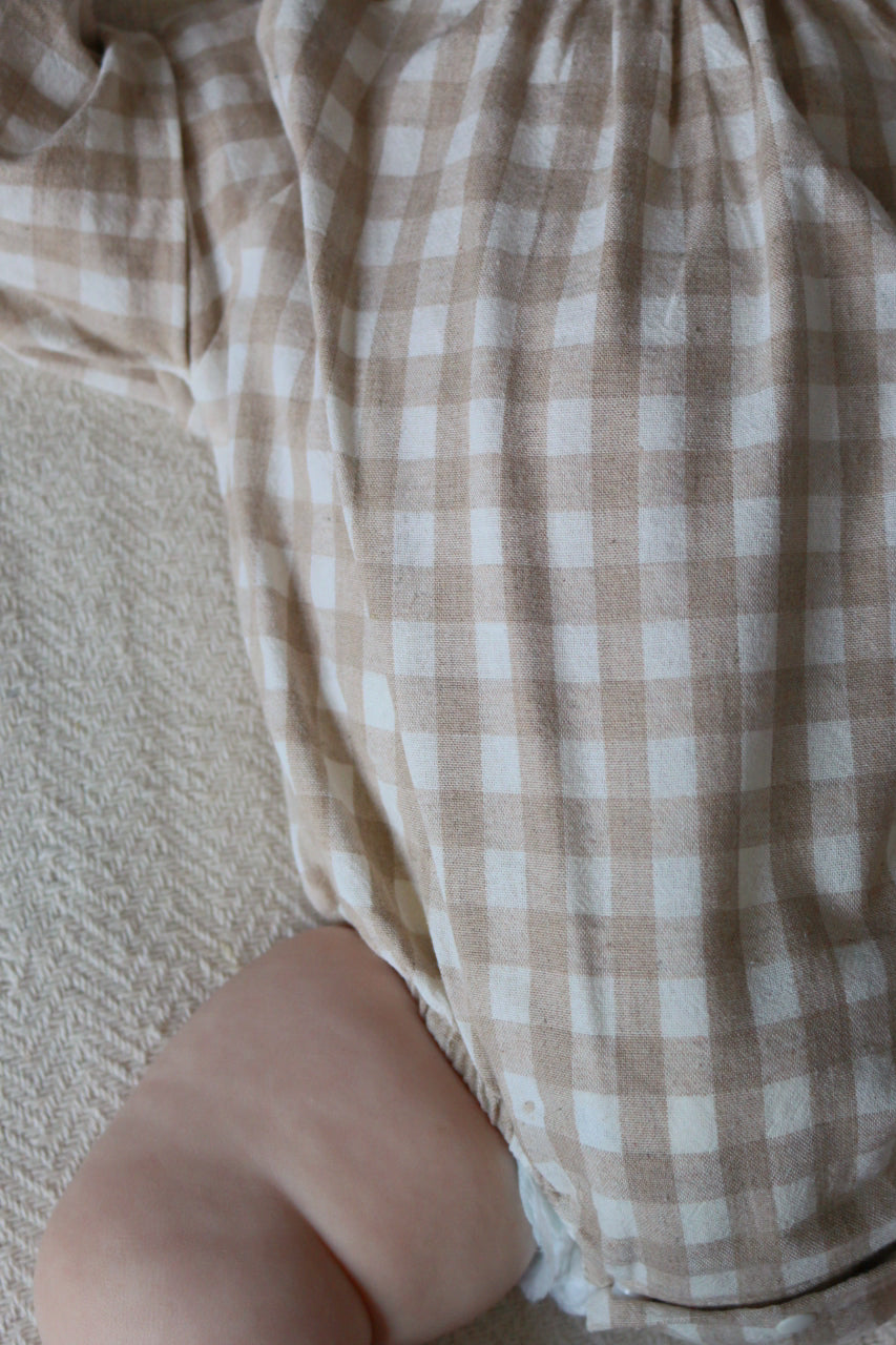 NATURAL GINGHAM BUTTON ROMPER - BEIGE/CREAM