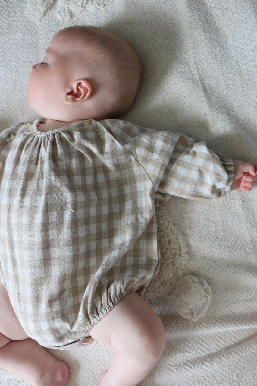 NATURAL GINGHAM BUTTON ROMPER - BEIGE/CREAM