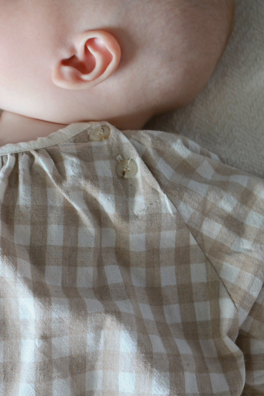 NATURAL GINGHAM BUTTON ROMPER - BEIGE/CREAM