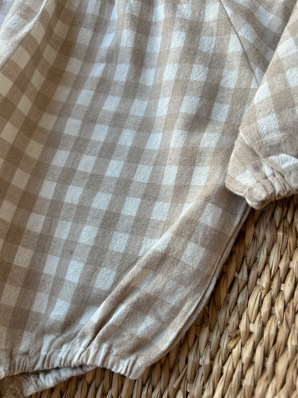 NATURAL GINGHAM BUTTON ROMPER - BEIGE/CREAM