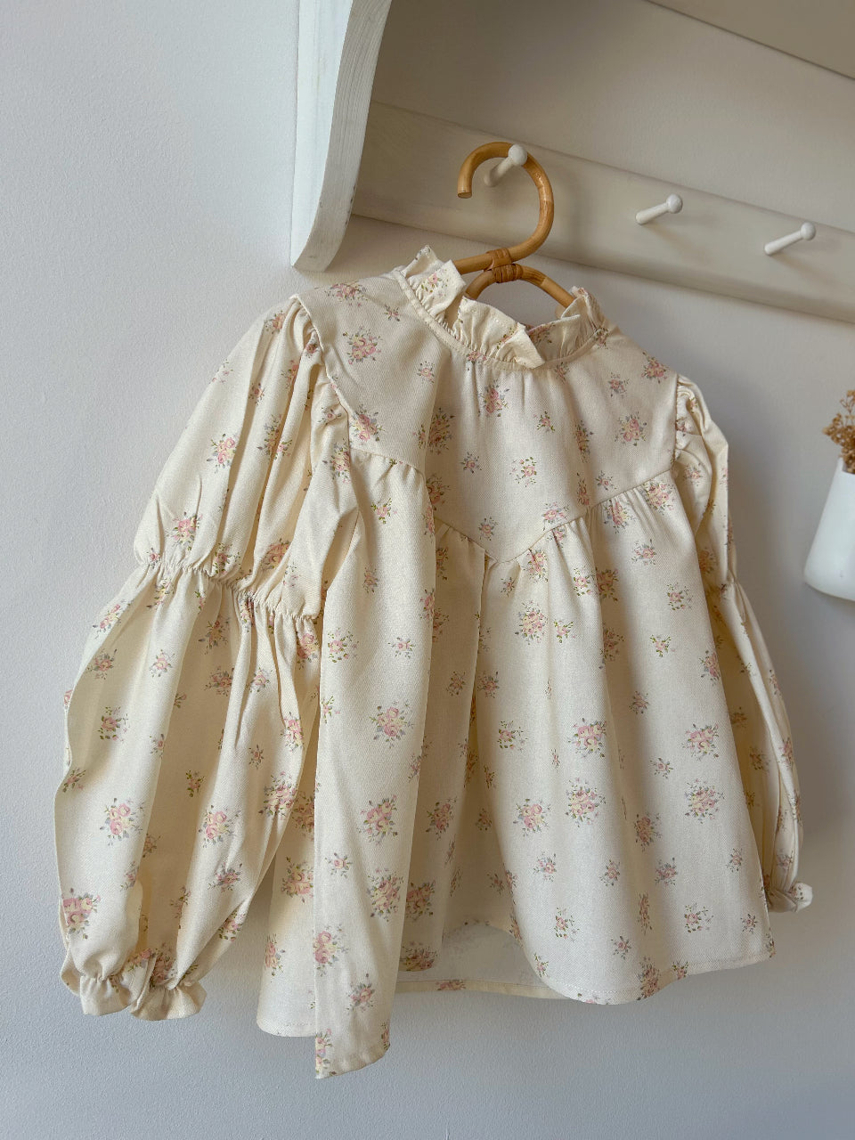 CREAM DAINTY FLORAL PUFF BLOUSE