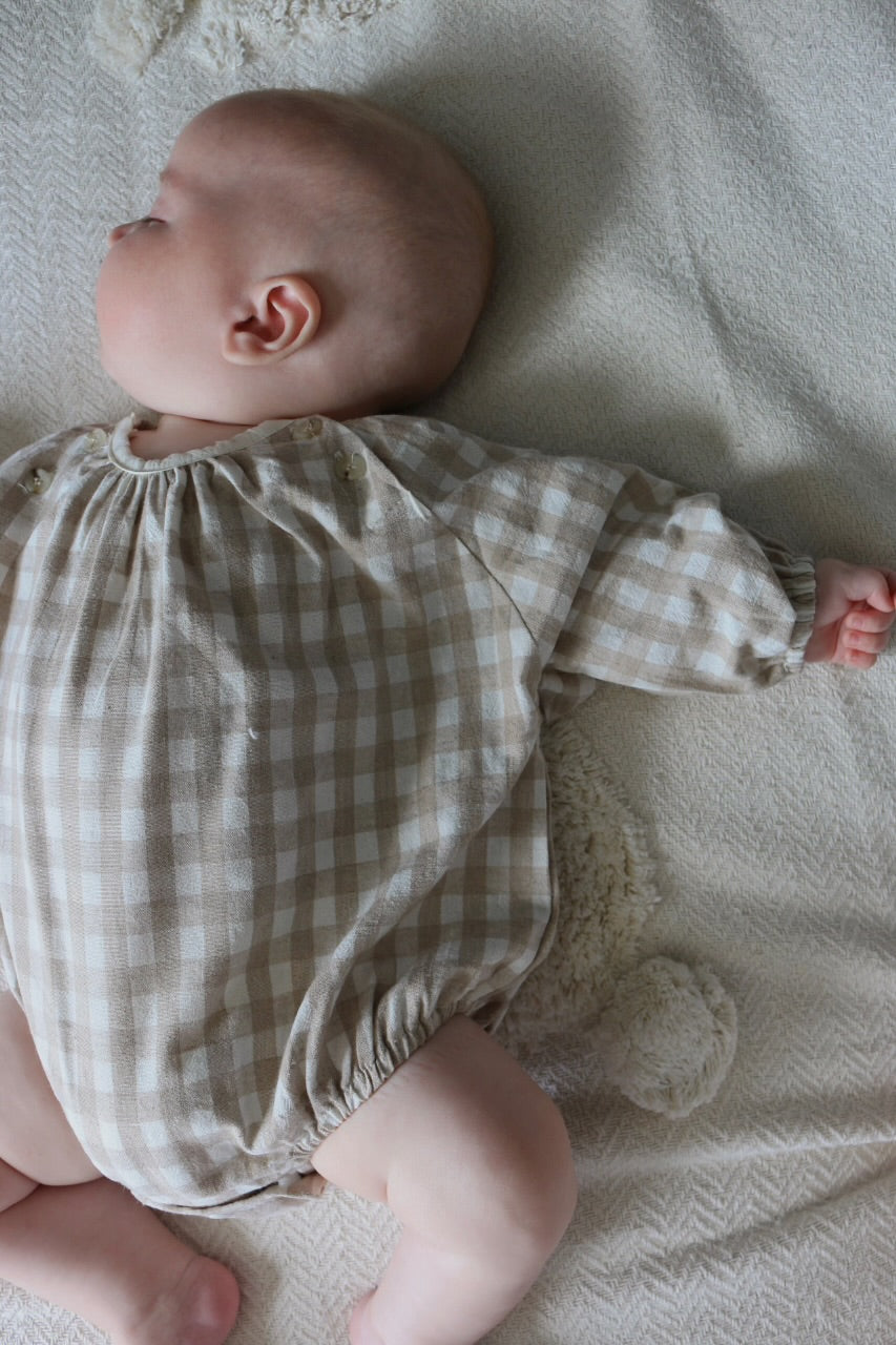 NATURAL GINGHAM BUTTON ROMPER - BEIGE/CREAM