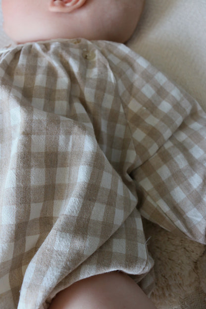 NATURAL GINGHAM BUTTON ROMPER - BEIGE/CREAM
