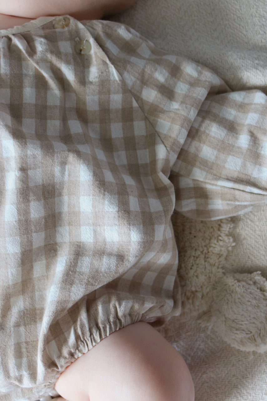 NATURAL GINGHAM BUTTON ROMPER - BEIGE/CREAM