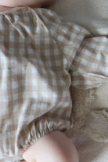NATURAL GINGHAM BUTTON ROMPER - BEIGE/CREAM