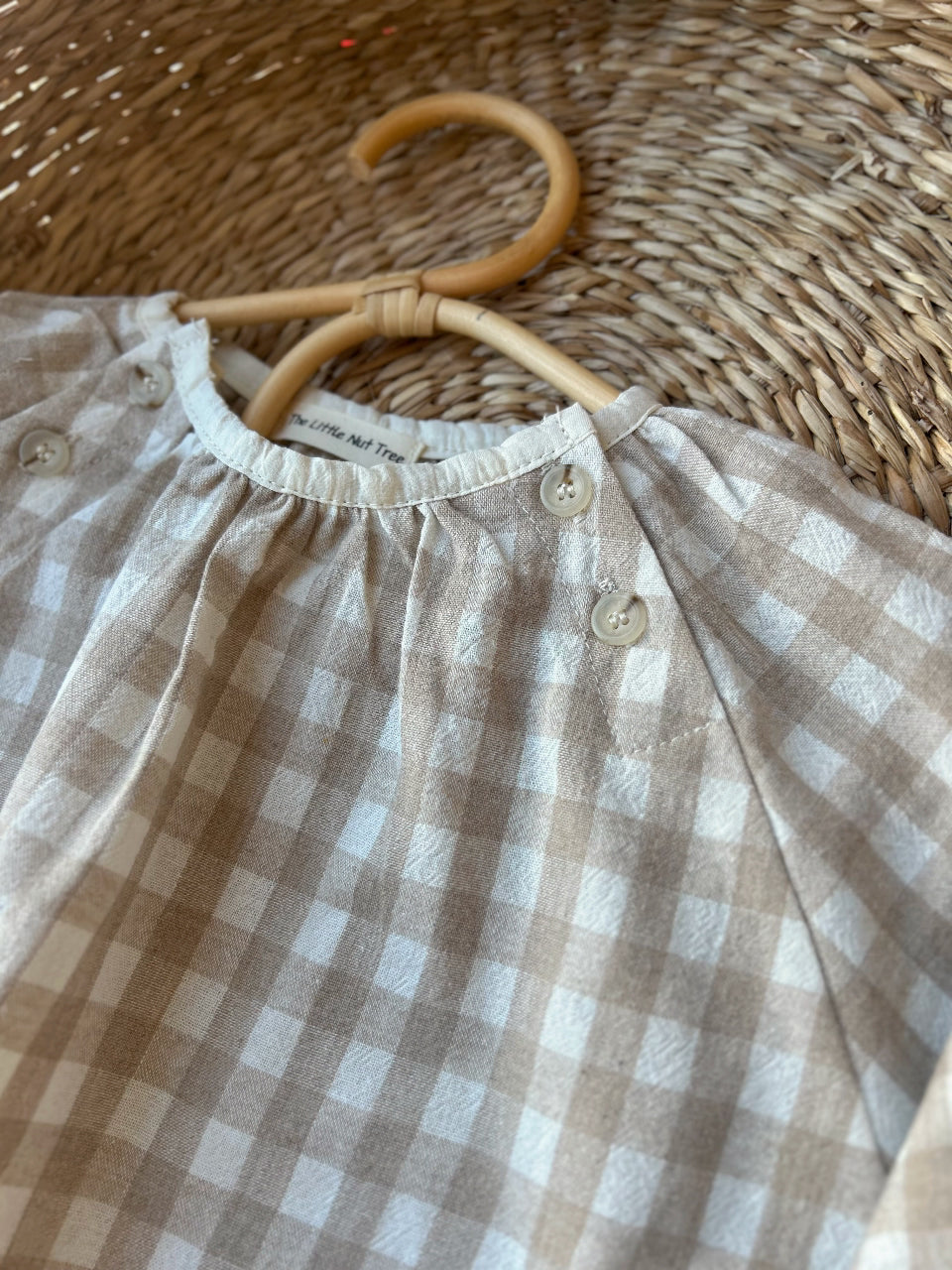 NATURAL GINGHAM BUTTON ROMPER - BEIGE/CREAM