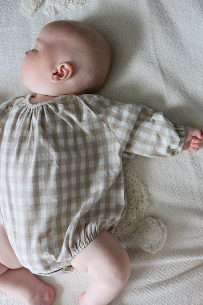 NATURAL GINGHAM BUTTON ROMPER - BEIGE/CREAM