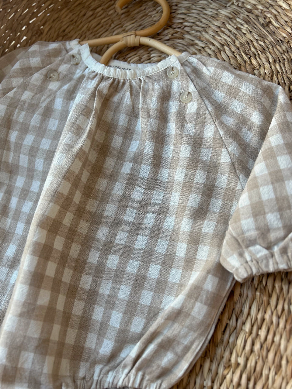 NATURAL GINGHAM BUTTON ROMPER - BEIGE/CREAM