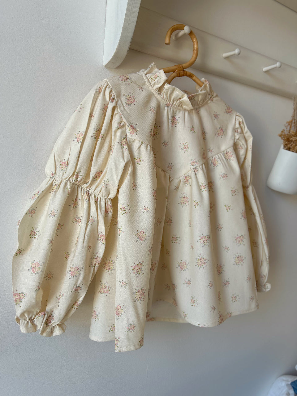 BLOSSOM CREAM PUFF BLOUSE