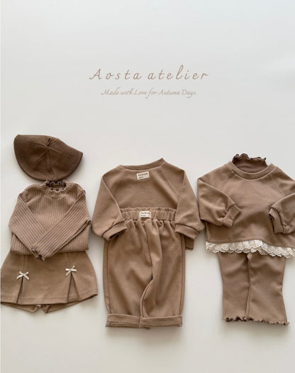 Children's brown outfit set with matching hat on a light background, featuring the brand 'Aosta atelier'.
