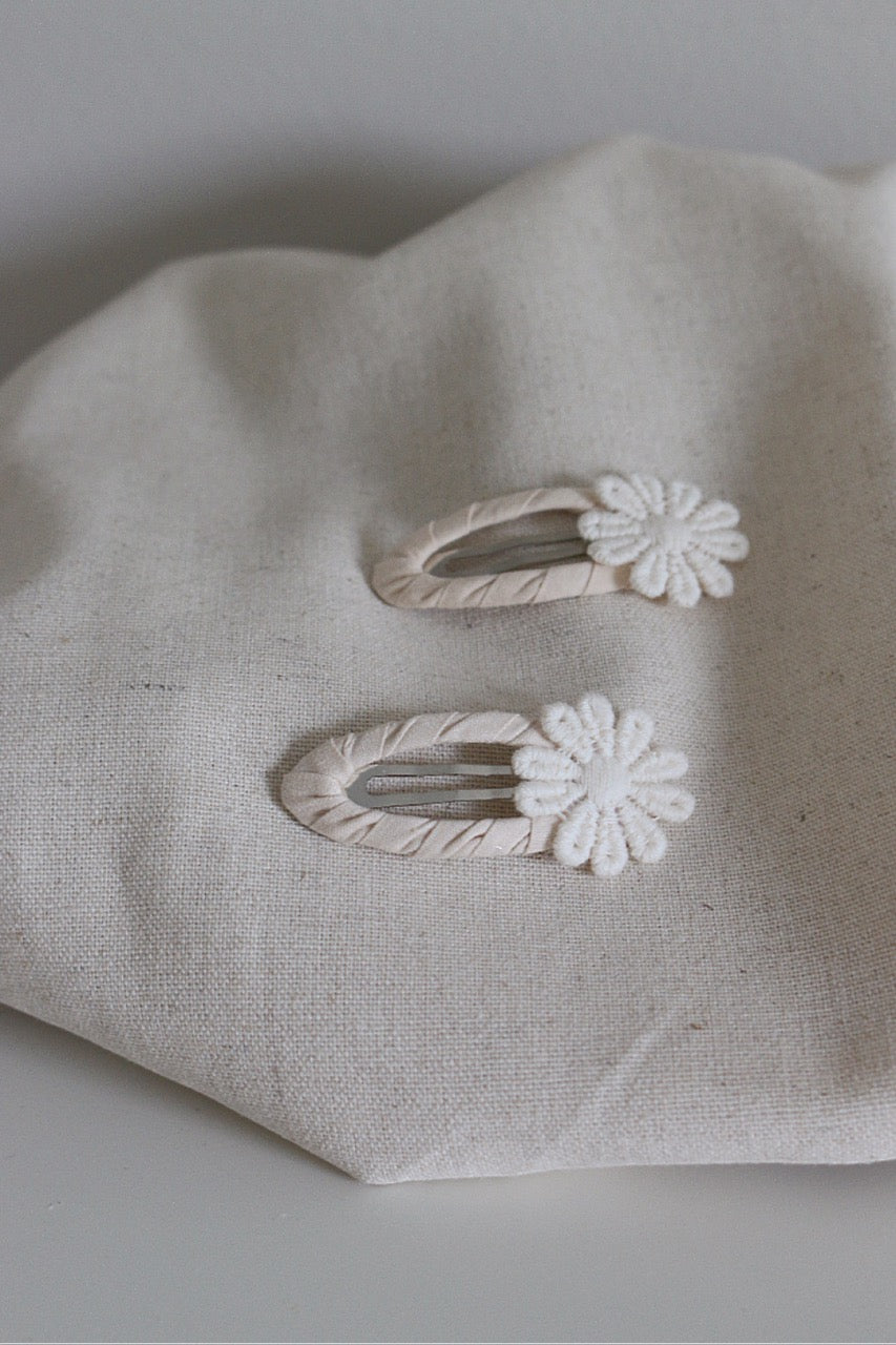 SINGLE DAISY NATURAL SNAP CLIP