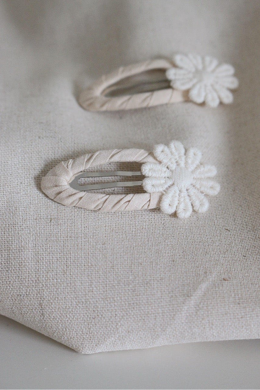SINGLE DAISY NATURAL SNAP CLIP