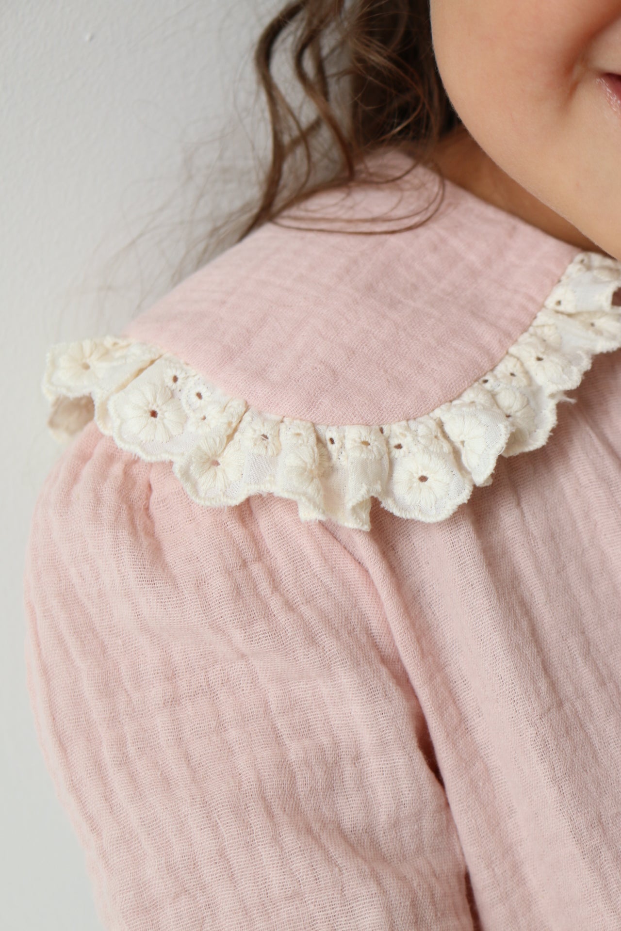BRODERIE COLLAR MUSLIN COTTON ROMPER | SOFT ROSE