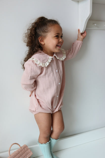 BRODERIE COLLAR MUSLIN COTTON ROMPER | SOFT ROSE