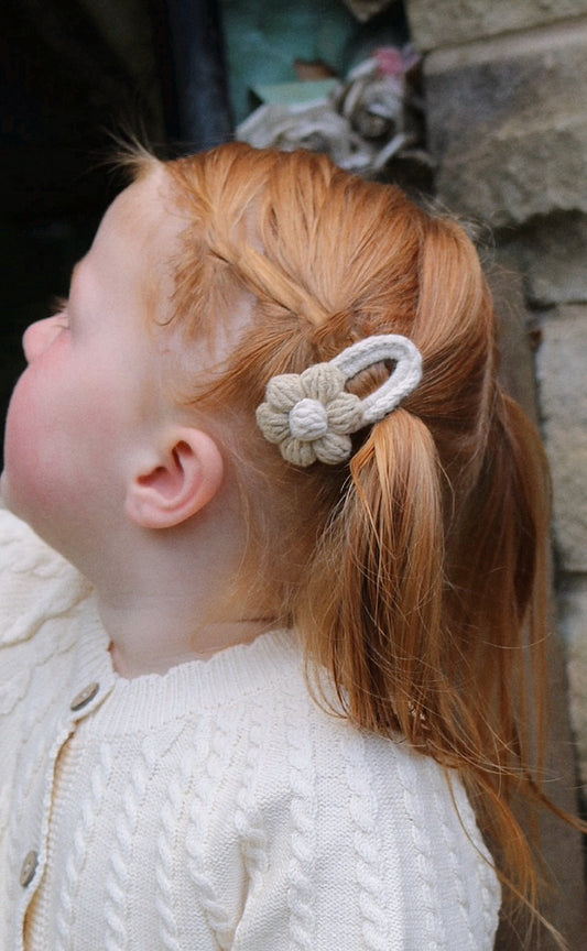 Neutral Daisy Crochet Snap Clip image 0