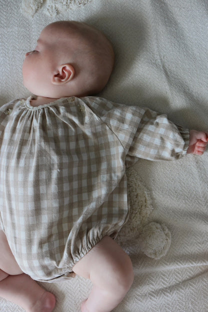 NATURAL GINGHAM BUTTON ROMPER - BEIGE/CREAM